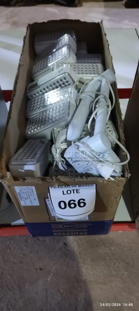 LOTE 066 - 01 LOTE COM GRANDE QUANTIDADE DE LUMINÁRIAS DE EMERGÊNCIA. (NO ESTADO) ATENÇÃO! FAZER A VISITAÇÃO ANTES DE ARREMATAR, NÃO SABEMOS SE FUNCIONA, LEILÃO NÃO TEM GARANTIA E NEM DEVOLUÇÃO, SUJEITO A POSSÍVEIS AVARIAS VISÍVEIS/OCULTAS E/OU AUSÊNCIA DE COMPONENTES.