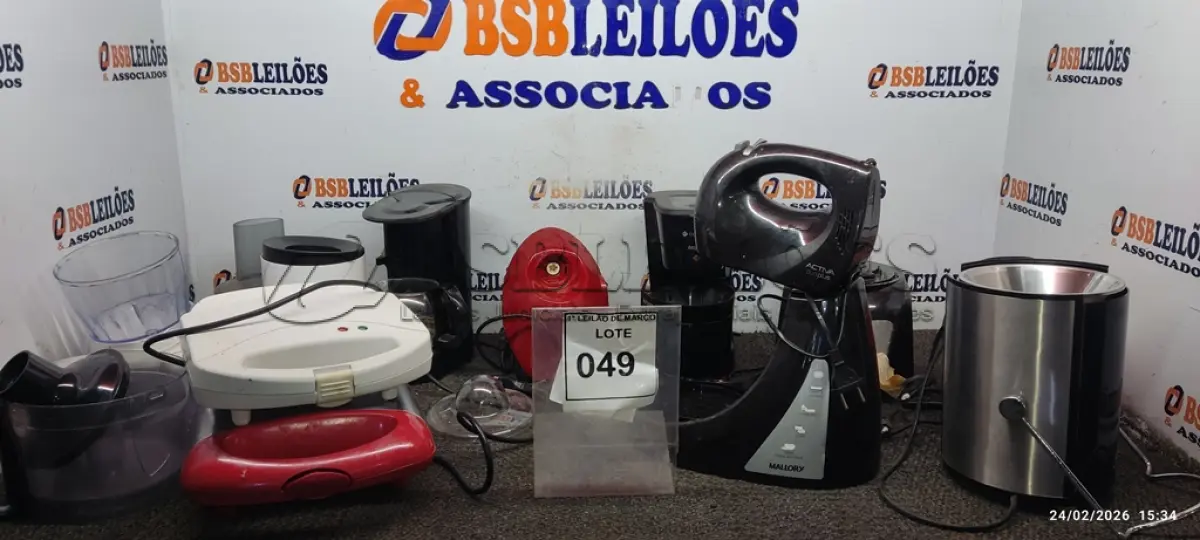 LOTE 049 - 02 SANDUICHEIRAS ELÉTRICAS, 01 TORRADEIRA, 02 CAFETEIRAS, 01 MÁQUINA DE FAZER SUCO, 01 BATEDEIRA INCOMPLETAS E VÁRIOS ACESSÓRIOS DE ELETRODOMÉSTICOS DIVERSOS. (NO ESTADO) ATENÇÃO! FAZER A VISITAÇÃO ANTES DE ARREMATAR, NÃO SABEMOS SE FUNCIONA, LEILÃO NÃO TEM GARANTIA E NEM DEVOLUÇÃO, SUJEITO A POSSÍVEIS AVARIAS VISÍVEIS/OCULTAS E/OU AUSÊNCIA DE COMPONENTES.