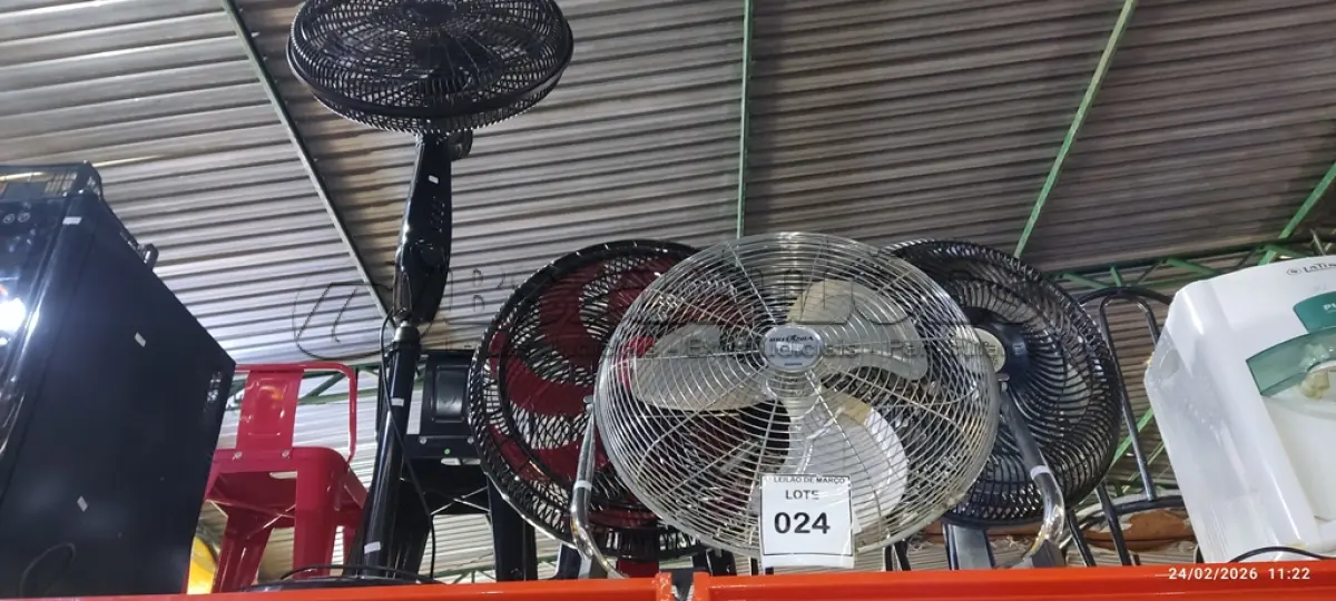 LOTE 024 - 04 VENTILADORES DE MARCAS E MODELOS DIVERSOS. (NO ESTADO) ATENÇÃO! FAZER A VISITAÇÃO ANTES DE ARREMATAR, NÃO SABEMOS SE FUNCIONA, LEILÃO NÃO TEM GARANTIA E NEM DEVOLUÇÃO, SUJEITO A POSSÍVEIS AVARIAS VISÍVEIS/OCULTAS E/OU AUSÊNCIA DE COMPONENTES.