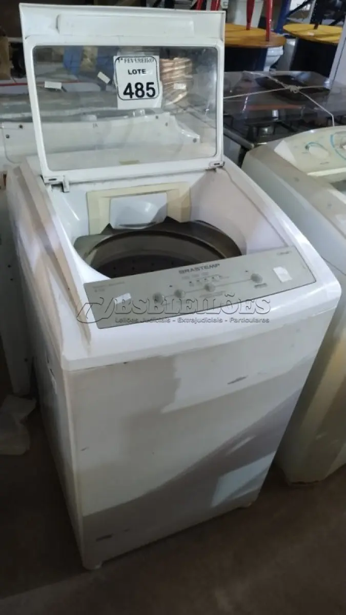 LOTE 485 - 01 MÁQUINA DE LAVAR 220V 5KG MARCA BRASTEMP. (NO ESTADO) ATENÇÃO! FAZER A VISITAÇÃO ANTES DE ARREMATAR, NÃO SABEMOS SE FUNCIONA, LEILÃO NÃO TEM GARANTIA E NEM DEVOLUÇÃO, SUJEITO A POSSÍVEIS AVARIAS VISÍVEIS/OCULTAS E/OU AUSÊNCIA DE COMPONENTES.