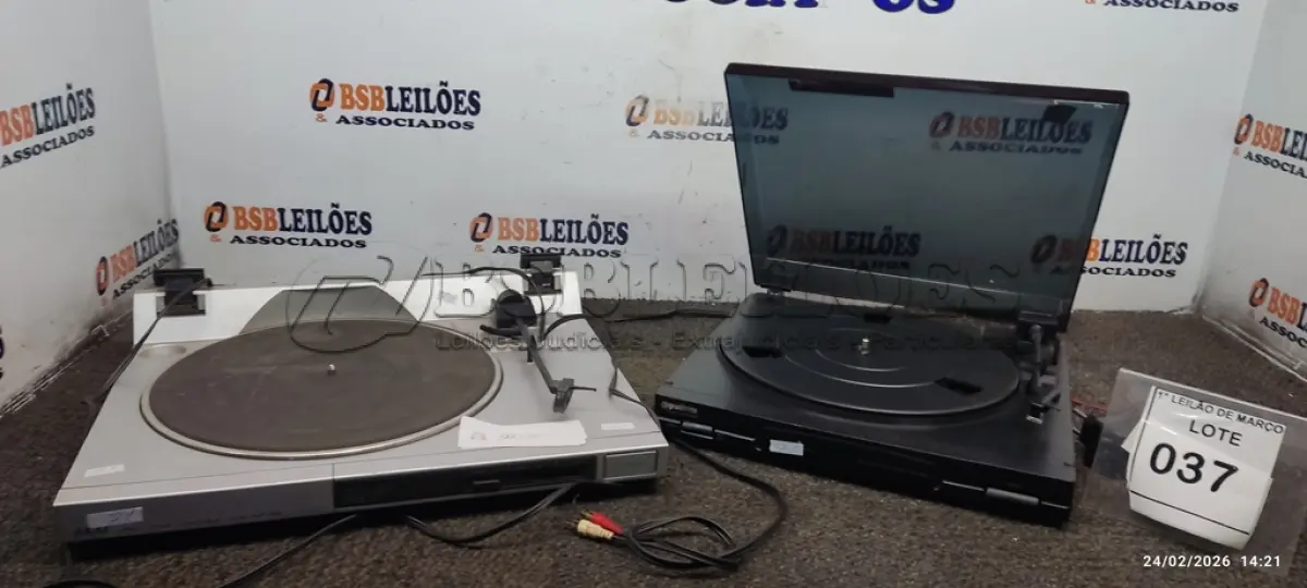 LOTE 037 - 01 TOCA DISCOS VINTAGE MODELO AP-A2 MARCA AKAI E 01 TOCA DISCOS MARCA GRADIENTE. (NO ESTADO) ATENÇÃO! FAZER A VISITAÇÃO ANTES DE ARREMATAR, NÃO SABEMOS SE FUNCIONA, LEILÃO NÃO TEM GARANTIA E NEM DEVOLUÇÃO, SUJEITO A POSSÍVEIS AVARIAS VISÍVEIS/OCULTAS E/OU AUSÊNCIA DE COMPONENTES.