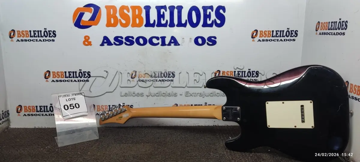 LOTE 050 - 01 GUITARRA ELÉTRICA MARCA CONDOR. (NO ESTADO) ATENÇÃO! FAZER A VISITAÇÃO ANTES DE ARREMATAR, NÃO SABEMOS SE FUNCIONA, LEILÃO NÃO TEM GARANTIA E NEM DEVOLUÇÃO, SUJEITO A POSSÍVEIS AVARIAS VISÍVEIS/OCULTAS E/OU AUSÊNCIA DE COMPONENTES.