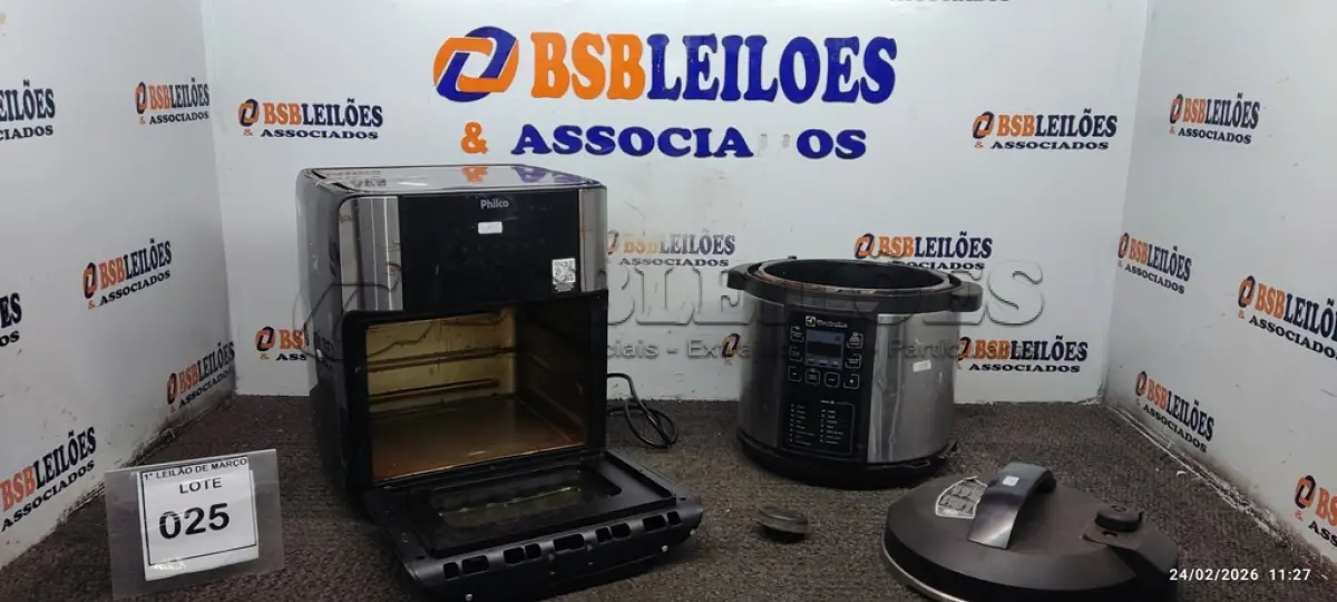 LOTE 025 - 01 AIR FRYER MODELO OVEN PFR2200P 1800W MARCA PHILCO 220V 01 PANELA DE PRESSÃO ELÉTRICA 220V MARCA ELECTROLUX (INCOMPLETAS). (NO ESTADO) ATENÇÃO! FAZER A VISITAÇÃO ANTES DE ARREMATAR, NÃO SABEMOS SE FUNCIONA, LEILÃO NÃO TEM GARANTIA E NEM DEVOLUÇÃO, SUJEITO A POSSÍVEIS AVARIAS VISÍVEIS/OCULTAS E/OU AUSÊNCIA DE COMPONENTES.