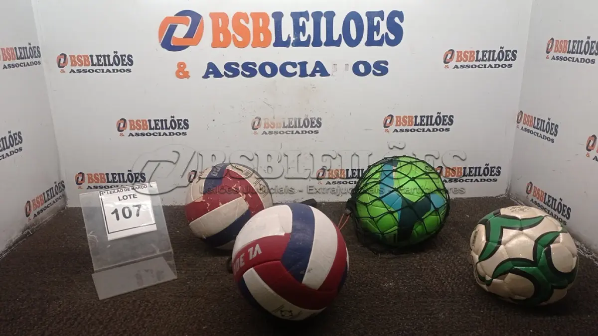 LOTE 107 - 01 BOLA DE FUTSAL PRO COM GUIZO, 01 BOLA DE FUTEBOL E 02 BOLAS DE VOLEI. (NO ESTADO) ATENÇÃO! FAZER A VISITAÇÃO ANTES DE ARREMATAR, NÃO SABEMOS SE FUNCIONA, LEILÃO NÃO TEM GARANTIA E NEM DEVOLUÇÃO, SUJEITO A POSSÍVEIS AVARIAS VISÍVEIS/OCULTAS E/OU AUSÊNCIA DE COMPONENTES.
