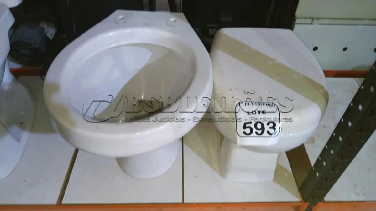 LOTE 593 - 02 VASOS SANITÁRIOS. (NO ESTADO) ATENÇÃO! FAZER A VISITAÇÃO ANTES DE ARREMATAR, NÃO SABEMOS SE FUNCIONA, LEILÃO NÃO TEM GARANTIA E NEM DEVOLUÇÃO, SUJEITO A POSSÍVEIS AVARIAS VISÍVEIS/OCULTAS E/OU AUSÊNCIA DE COMPONENTES.