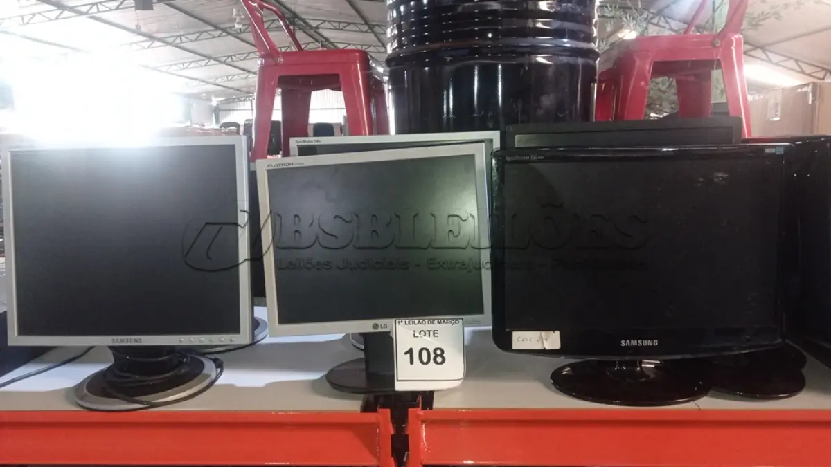 LOTE 108 - 08 MONITORES DE MARCAS E MODELOS DIVERSOS. (NO ESTADO) ATENÇÃO! FAZER A VISITAÇÃO ANTES DE ARREMATAR, NÃO SABEMOS SE FUNCIONA, LEILÃO NÃO TEM GARANTIA E NEM DEVOLUÇÃO, SUJEITO A POSSÍVEIS AVARIAS VISÍVEIS/OCULTAS E/OU AUSÊNCIA DE COMPONENTES.