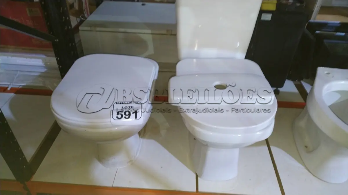 LOTE 591 - 02 VASOS SANITÁRIOS. (NO ESTADO) ATENÇÃO! FAZER A VISITAÇÃO ANTES DE ARREMATAR, NÃO SABEMOS SE FUNCIONA, LEILÃO NÃO TEM GARANTIA E NEM DEVOLUÇÃO, SUJEITO A POSSÍVEIS AVARIAS VISÍVEIS/OCULTAS E/OU AUSÊNCIA DE COMPONENTES.
