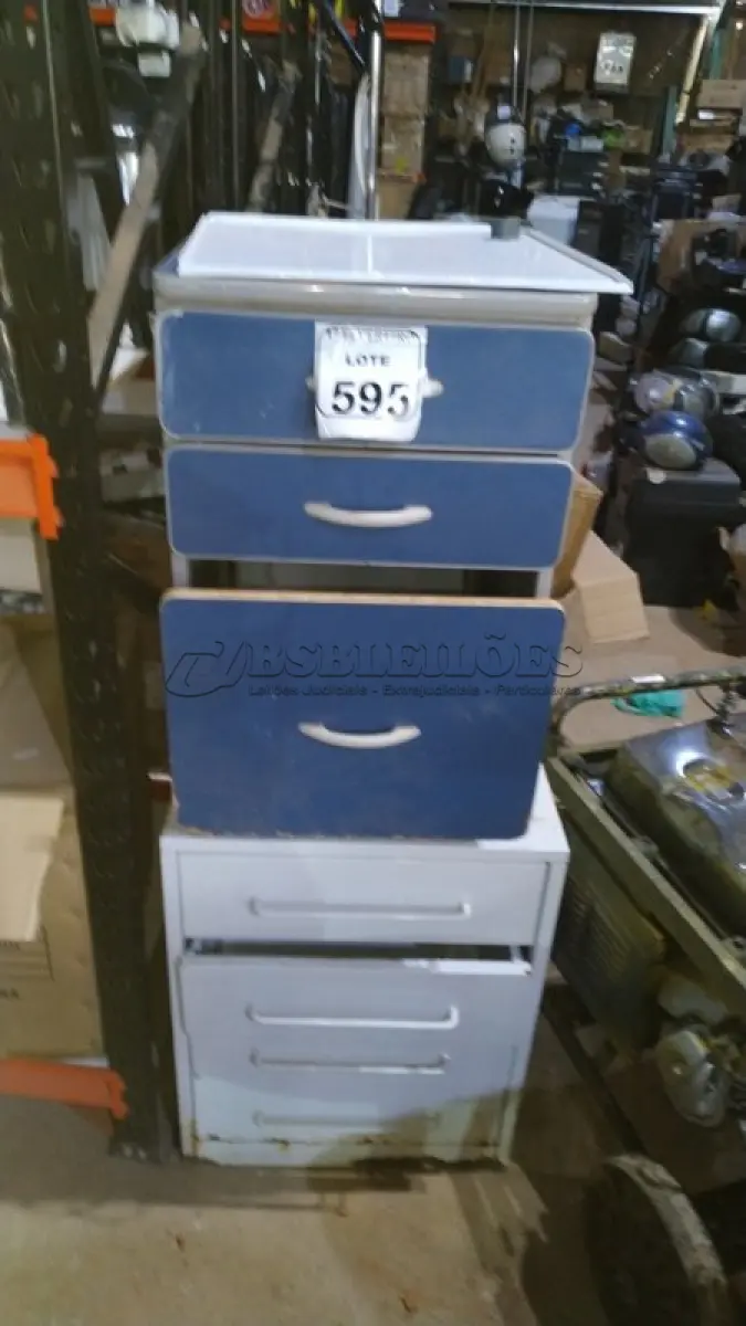 LOTE 595 - 02 GAVETEIROS SENDO 01 DE 03 GAVETAS E 01 COM 04 GAVETAS. (NO ESTADO) ATENÇÃO! FAZER A VISITAÇÃO ANTES DE ARREMATAR, NÃO SABEMOS SE FUNCIONA, LEILÃO NÃO TEM GARANTIA E NEM DEVOLUÇÃO, SUJEITO A POSSÍVEIS AVARIAS VISÍVEIS/OCULTAS E/OU AUSÊNCIA DE COMPONENTES.