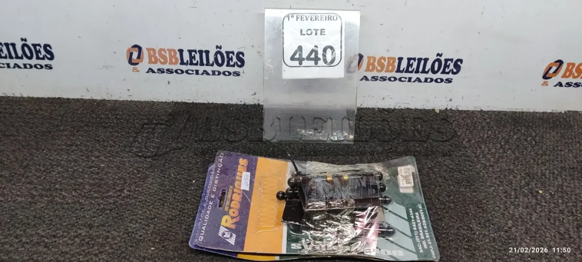 LOTE 440 - 02 DOBRADIÇAS DE PORTAS. (NO ESTADO) ATENÇÃO! FAZER A VISITAÇÃO ANTES DE ARREMATAR, NÃO SABEMOS SE FUNCIONA, LEILÃO NÃO TEM GARANTIA E NEM DEVOLUÇÃO, SUJEITO A POSSÍVEIS AVARIAS VISÍVEIS/OCULTAS E/OU AUSÊNCIA DE COMPONENTES.