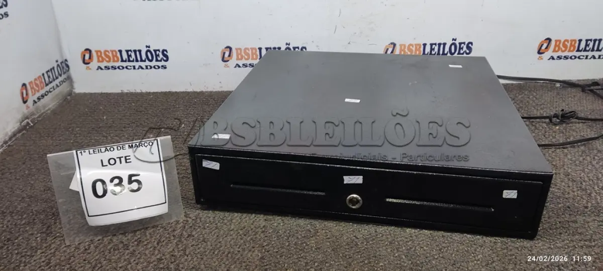 LOTE 035 - 01 GAVETA DE DINHEIRO. (NO ESTADO) ATENÇÃO! FAZER A VISITAÇÃO ANTES DE ARREMATAR, NÃO SABEMOS SE FUNCIONA, LEILÃO NÃO TEM GARANTIA E NEM DEVOLUÇÃO, SUJEITO A POSSÍVEIS AVARIAS VISÍVEIS/OCULTAS E/OU AUSÊNCIA DE COMPONENTES.