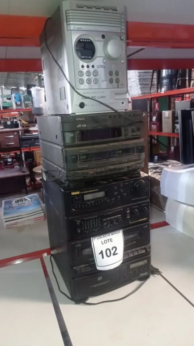 LOTE 102 - 01 MINI SYSTEM MARCA PHILCO, 01 MINI SYSTEM MARCA AIWA E MICRO SYSTEM MARCA PHILIPS. (NO ESTADO) ATENÇÃO! FAZER A VISITAÇÃO ANTES DE ARREMATAR, NÃO SABEMOS SE FUNCIONA, LEILÃO NÃO TEM GARANTIA E NEM DEVOLUÇÃO, SUJEITO A POSSÍVEIS AVARIAS VISÍVEIS/OCULTAS E/OU AUSÊNCIA DE COMPONENTES.