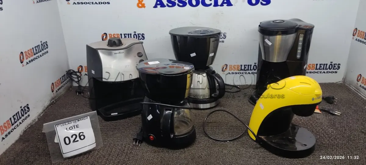 LOTE 026 - 05 CAFETEIRAS DE MARCAS E MODELOS DIVERSOS SENDO 01 127V. (NO ESTADO) ATENÇÃO! FAZER A VISITAÇÃO ANTES DE ARREMATAR, NÃO SABEMOS SE FUNCIONA, LEILÃO NÃO TEM GARANTIA E NEM DEVOLUÇÃO, SUJEITO A POSSÍVEIS AVARIAS VISÍVEIS/OCULTAS E/OU AUSÊNCIA DE COMPONENTES.
