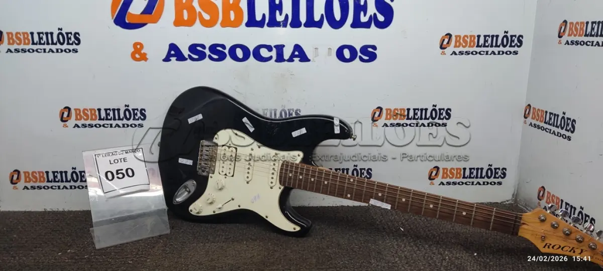LOTE 050 - 01 GUITARRA ELÉTRICA MARCA CONDOR. (NO ESTADO) ATENÇÃO! FAZER A VISITAÇÃO ANTES DE ARREMATAR, NÃO SABEMOS SE FUNCIONA, LEILÃO NÃO TEM GARANTIA E NEM DEVOLUÇÃO, SUJEITO A POSSÍVEIS AVARIAS VISÍVEIS/OCULTAS E/OU AUSÊNCIA DE COMPONENTES.