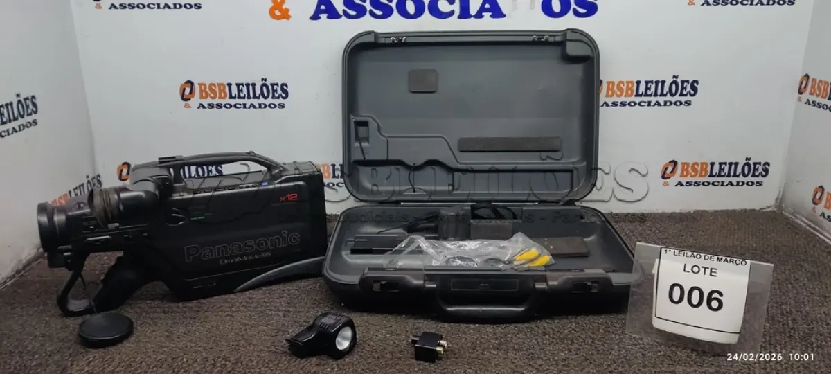 LOTE 006 - 01 FILMADORA VINTAGE COM CASE MODELO OMNIMOVIE VHS MARCA PANASONIC. (NO ESTADO) ATENÇÃO! FAZER A VISITAÇÃO ANTES DE ARREMATAR, NÃO SABEMOS SE FUNCIONA, LEILÃO NÃO TEM GARANTIA E NEM DEVOLUÇÃO, SUJEITO A POSSÍVEIS AVARIAS VISÍVEIS/OCULTAS E/OU AUSÊNCIA DE COMPONENTES.