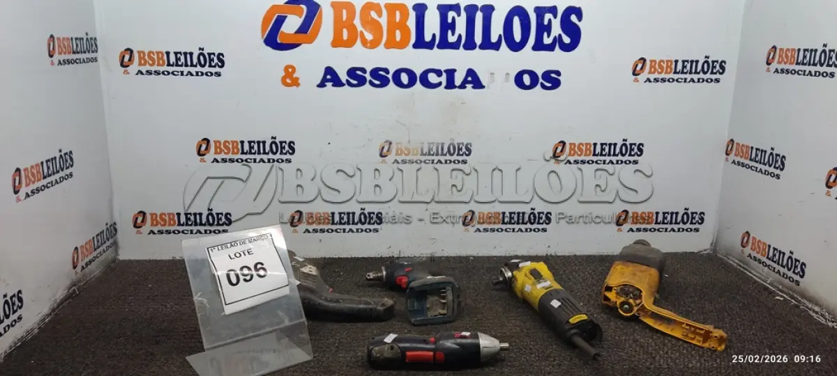 LOTE 096 - 02 PARAFUSADEIRAS A BATERIA, 01 ESMERILHADEIRA, 01 FURADEIRA DE IMPACTO E 01 FURADEIRA (INCOMPLETAS). (NO ESTADO) ATENÇÃO! FAZER A VISITAÇÃO ANTES DE ARREMATAR, NÃO SABEMOS SE FUNCIONA, LEILÃO NÃO TEM GARANTIA E NEM DEVOLUÇÃO, SUJEITO A POSSÍVEIS AVARIAS VISÍVEIS/OCULTAS E/OU AUSÊNCIA DE COMPONENTES.