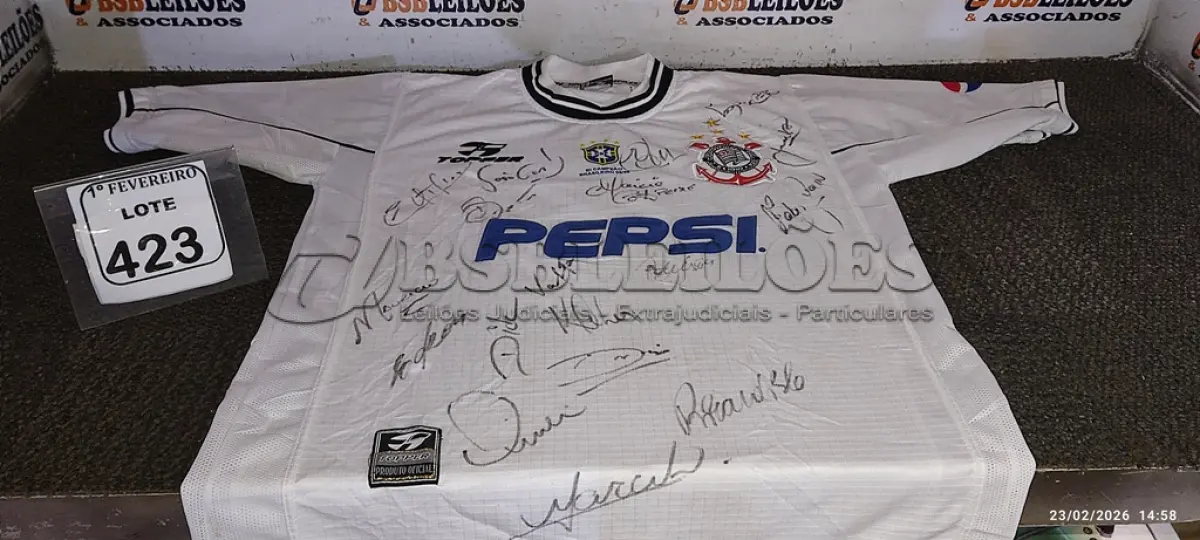 LOTE 423 - 01 CAMISA AUTOGRAFADA DO SPORT CLUB CORINTHIANS PAULISTA. (NO ESTADO) ATENÇÃO! FAZER A VISITAÇÃO ANTES DE ARREMATAR, NÃO SABEMOS SE FUNCIONA, LEILÃO NÃO TEM GARANTIA E NEM DEVOLUÇÃO, SUJEITO A POSSÍVEIS AVARIAS VISÍVEIS/OCULTAS E/OU AUSÊNCIA DE COMPONENTES.