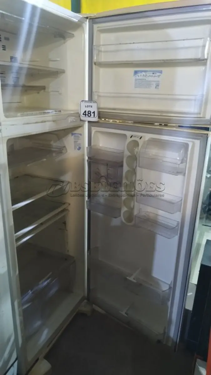 LOTE 481 - 01 GELADEIRA 220V MARCA ELECTROLUX. (NO ESTADO) ATENÇÃO! FAZER A VISITAÇÃO ANTES DE ARREMATAR, NÃO SABEMOS SE FUNCIONA, LEILÃO NÃO TEM GARANTIA E NEM DEVOLUÇÃO, SUJEITO A POSSÍVEIS AVARIAS VISÍVEIS/OCULTAS E/OU AUSÊNCIA DE COMPONENTES.