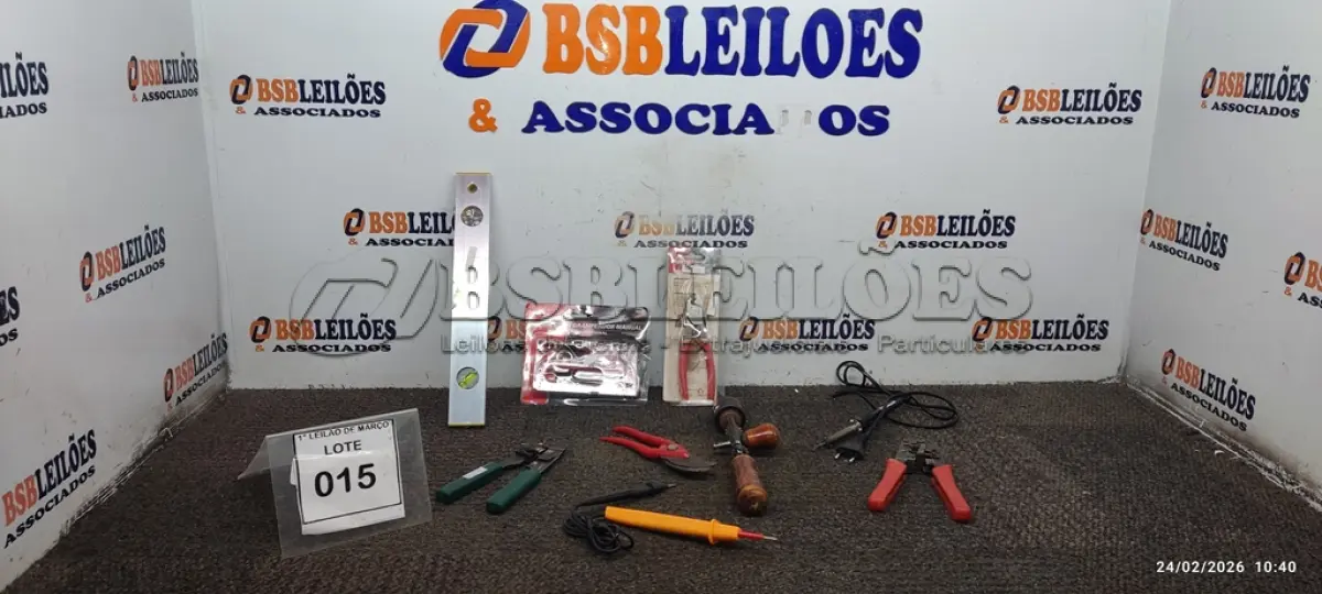 LOTE 015 - 01 FERRO DE SOLDA, 01 GRAMPEADOR MARCA VONDER, 01FURADEIRA DE MÃO, 01 ALICATE DECAPADOR, 01 ALICATE CRIMPADOR, 01 TESTADOR DE TENSÃO, 01 ALICATE CORTA CABOS, 01 ALICA DE JARDIM E 01 NÍVEL DE ALUMINIO. (NO ESTADO) ATENÇÃO! FAZER A VISITAÇÃO ANTES DE ARREMATAR, NÃO SABEMOS SE FUNCIONA, LEILÃO NÃO TEM GARANTIA E NEM DEVOLUÇÃO, SUJEITO A POSSÍVEIS AVARIAS VISÍVEIS/OCULTAS E/OU AUSÊNCIA DE COMPONENTES.
