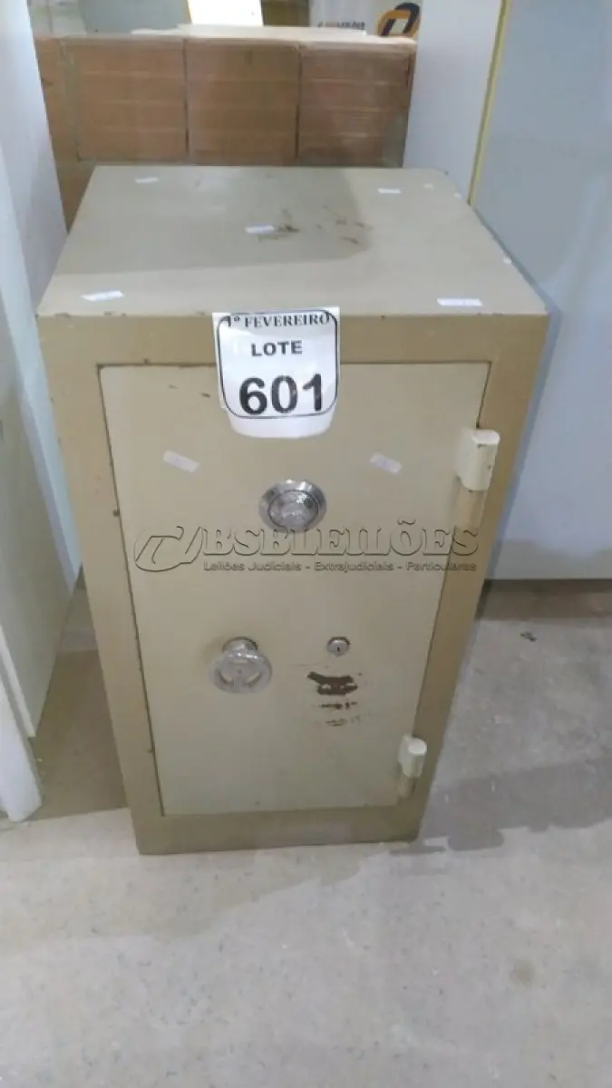 LOTE 601 - 01 COFRE. (NO ESTADO) ATENÇÃO! FAZER A VISITAÇÃO ANTES DE ARREMATAR, NÃO SABEMOS SE FUNCIONA, LEILÃO NÃO TEM GARANTIA E NEM DEVOLUÇÃO, SUJEITO A POSSÍVEIS AVARIAS VISÍVEIS/OCULTAS E/OU AUSÊNCIA DE COMPONENTES.
