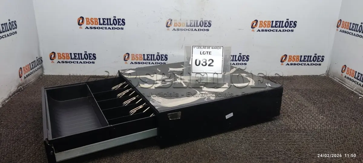 LOTE 032 - 01 GAVETA DE DINHEIRO MARCA BEMATECH. (NO ESTADO) ATENÇÃO! FAZER A VISITAÇÃO ANTES DE ARREMATAR, NÃO SABEMOS SE FUNCIONA, LEILÃO NÃO TEM GARANTIA E NEM DEVOLUÇÃO, SUJEITO A POSSÍVEIS AVARIAS VISÍVEIS/OCULTAS E/OU AUSÊNCIA DE COMPONENTES.