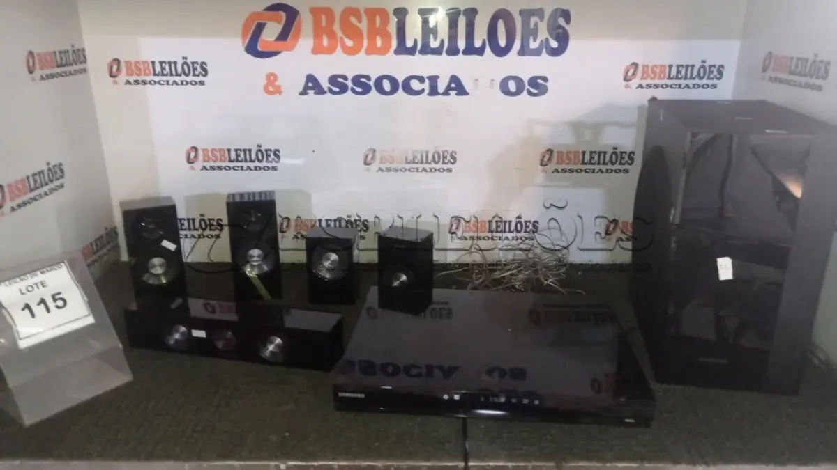 LOTE 115 - 01 BLU-RAY PLAYER COM 05 CAIXAS DE SOM MARCA SAMSUNG. (NO ESTADO) ATENÇÃO! FAZER A VISITAÇÃO ANTES DE ARREMATAR, NÃO SABEMOS SE FUNCIONA, LEILÃO NÃO TEM GARANTIA E NEM DEVOLUÇÃO, SUJEITO A POSSÍVEIS AVARIAS VISÍVEIS/OCULTAS E/OU AUSÊNCIA DE COMPONENTES.