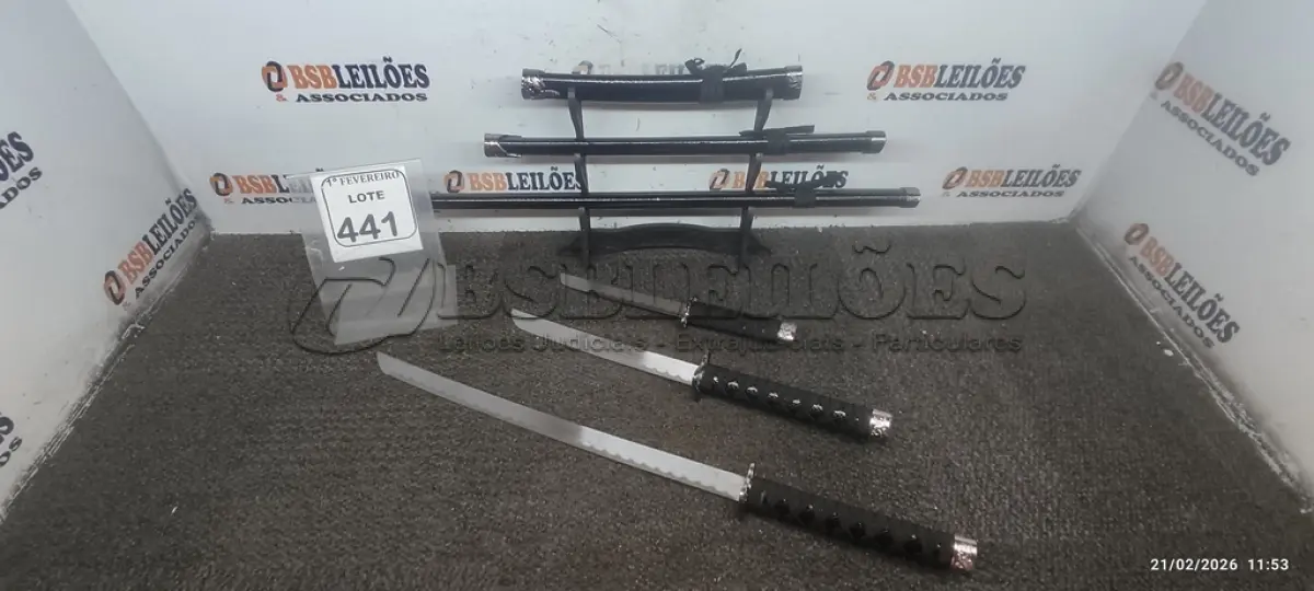 LOTE 441 - 03 ESPADAS KATANA ORNAMENTAL COM SUPORTE  ( PRODUTO NOVO). (NO ESTADO) ATENÇÃO! FAZER A VISITAÇÃO ANTES DE ARREMATAR, NÃO SABEMOS SE FUNCIONA, LEILÃO NÃO TEM GARANTIA E NEM DEVOLUÇÃO, SUJEITO A POSSÍVEIS AVARIAS VISÍVEIS/OCULTAS E/OU AUSÊNCIA DE COMPONENTES.