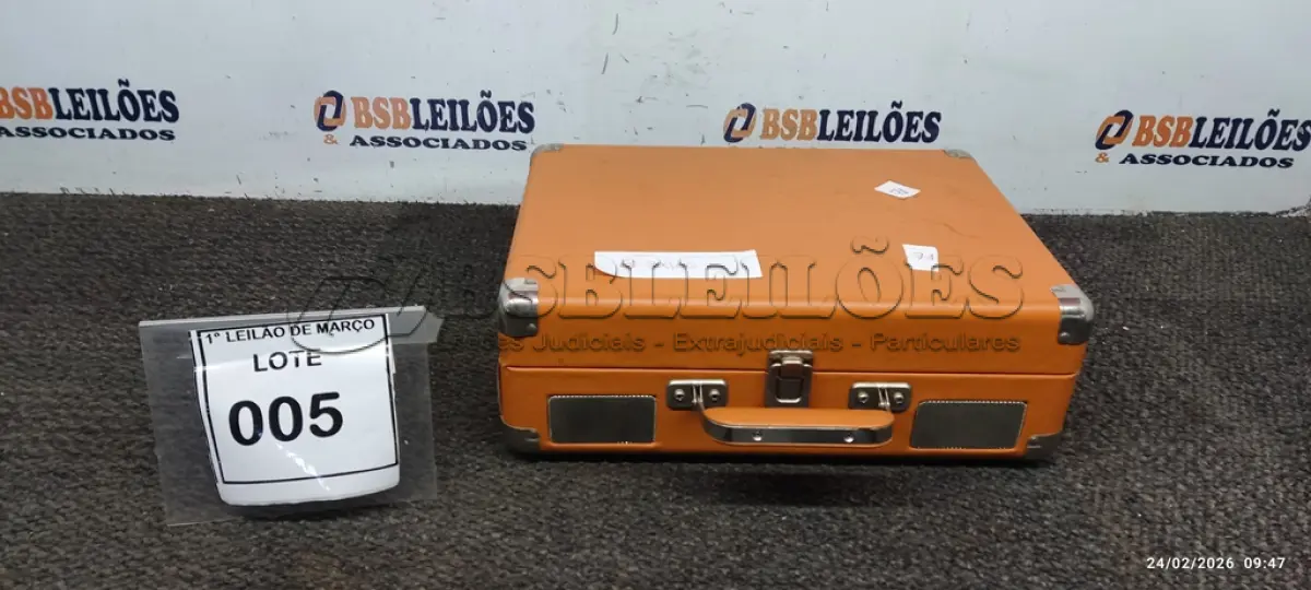 LOTE 005 - 01 VITROLA TOCA DISCOS PORTÁTIL MARCA RAVEO. (NO ESTADO) ATENÇÃO! FAZER A VISITAÇÃO ANTES DE ARREMATAR, NÃO SABEMOS SE FUNCIONA, LEILÃO NÃO TEM GARANTIA E NEM DEVOLUÇÃO, SUJEITO A POSSÍVEIS AVARIAS VISÍVEIS/OCULTAS E/OU AUSÊNCIA DE COMPONENTES.