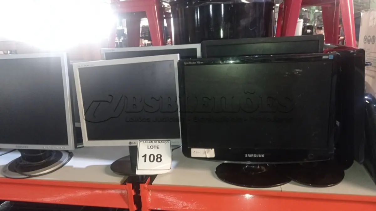 LOTE 108 - 08 MONITORES DE MARCAS E MODELOS DIVERSOS. (NO ESTADO) ATENÇÃO! FAZER A VISITAÇÃO ANTES DE ARREMATAR, NÃO SABEMOS SE FUNCIONA, LEILÃO NÃO TEM GARANTIA E NEM DEVOLUÇÃO, SUJEITO A POSSÍVEIS AVARIAS VISÍVEIS/OCULTAS E/OU AUSÊNCIA DE COMPONENTES.