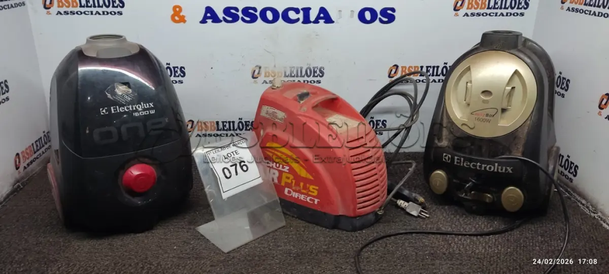 LOTE 076 - 01 COMPRESSOR DE AR PORTÁTIL MODELO AIR PLUS DIRECT MARCA SCHULZ E 02 ASPIRADORES DE PÓ INCOMPLETOS. (NO ESTADO) ATENÇÃO! FAZER A VISITAÇÃO ANTES DE ARREMATAR, NÃO SABEMOS SE FUNCIONA, LEILÃO NÃO TEM GARANTIA E NEM DEVOLUÇÃO, SUJEITO A POSSÍVEIS AVARIAS VISÍVEIS/OCULTAS E/OU AUSÊNCIA DE COMPONENTES.