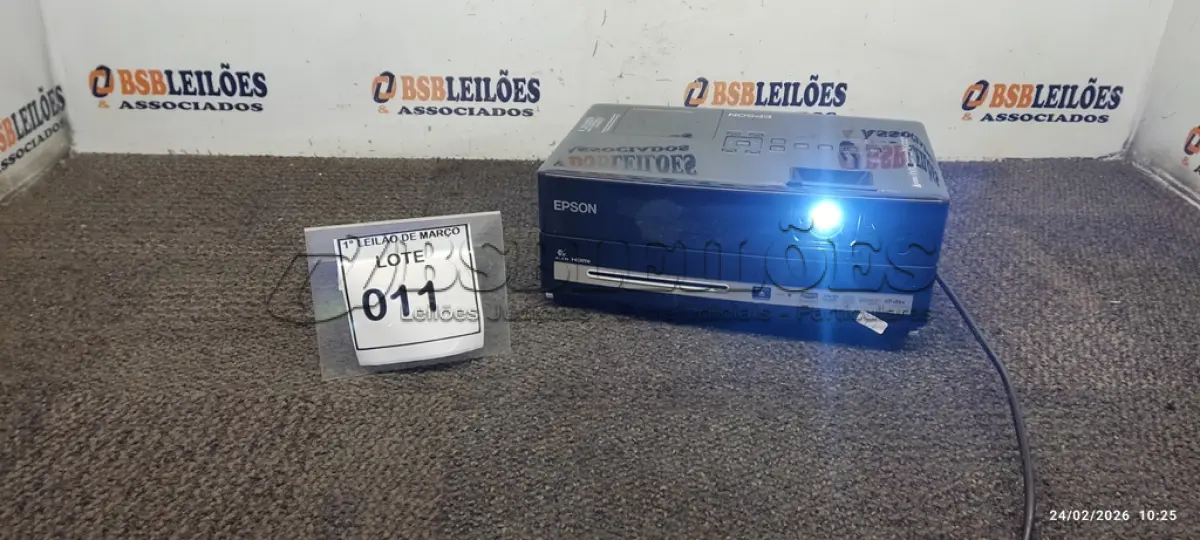 LOTE 011 - 01 PROJETOR MACA EPSON. (NO ESTADO) ATENÇÃO! FAZER A VISITAÇÃO ANTES DE ARREMATAR, NÃO SABEMOS SE FUNCIONA, LEILÃO NÃO TEM GARANTIA E NEM DEVOLUÇÃO, SUJEITO A POSSÍVEIS AVARIAS VISÍVEIS/OCULTAS E/OU AUSÊNCIA DE COMPONENTES.