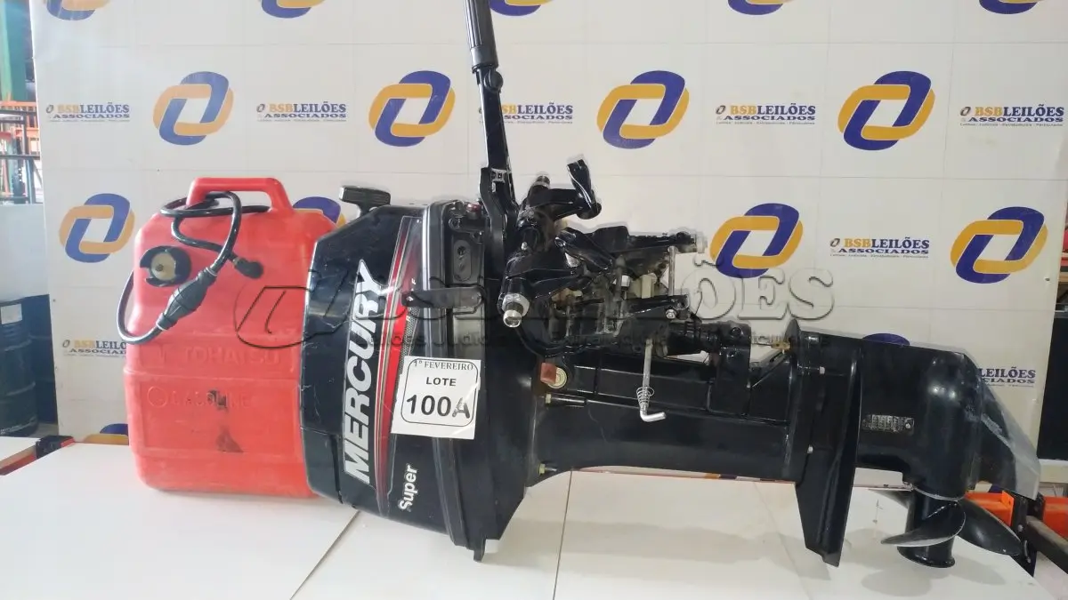 LOTE 100A - 01 MOTOR DE POPA 15 HP, 11.0 KW, 40.8 KG, 90 LB MODELO 1015203EL NÚMERO DE SÉRIE ON403506 MARCA MERCURY E 01 TANQUE DE GASOLINA PORTATIL DE 25L MARCA TOHATSU. (FUNCIONANDO)(NO ESTADO) ATENÇÃO! FAZER A VISITAÇÃO ANTES DE ARREMATAR,  LEILÃO NÃO TEM GARANTIA.