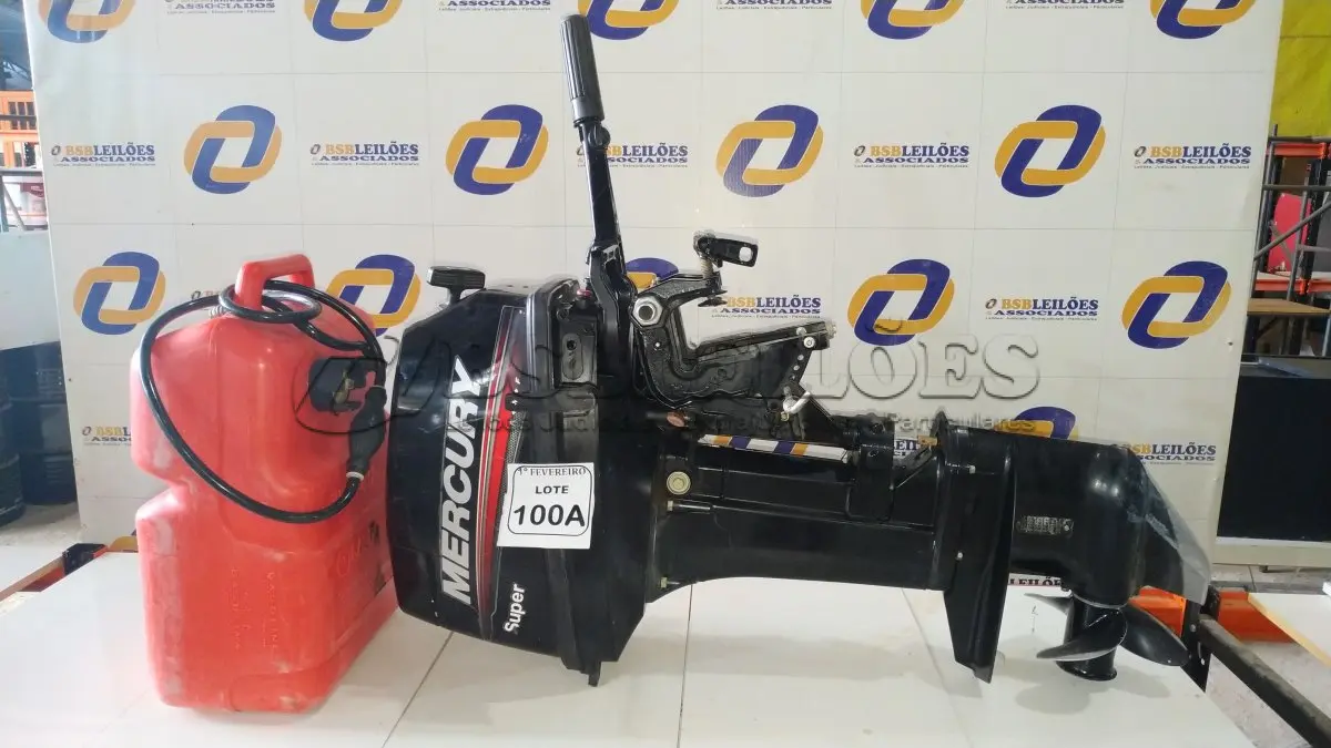 LOTE 100A - 01 MOTOR DE POPA 15 HP, 11.0 KW, 40.8 KG, 90 LB MODELO 1015203EL NÚMERO DE SÉRIE ON403506 MARCA MERCURY E 01 TANQUE DE GASOLINA PORTATIL DE 25L MARCA TOHATSU. (FUNCIONANDO)(NO ESTADO) ATENÇÃO! FAZER A VISITAÇÃO ANTES DE ARREMATAR,  LEILÃO NÃO TEM GARANTIA.