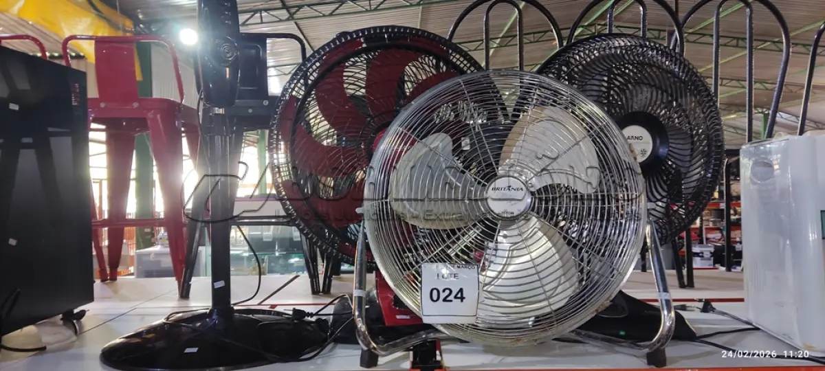 LOTE 024 - 04 VENTILADORES DE MARCAS E MODELOS DIVERSOS. (NO ESTADO) ATENÇÃO! FAZER A VISITAÇÃO ANTES DE ARREMATAR, NÃO SABEMOS SE FUNCIONA, LEILÃO NÃO TEM GARANTIA E NEM DEVOLUÇÃO, SUJEITO A POSSÍVEIS AVARIAS VISÍVEIS/OCULTAS E/OU AUSÊNCIA DE COMPONENTES.