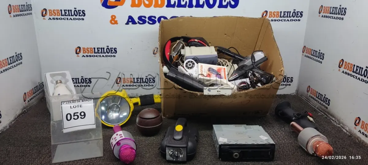 LOTE 059 - 01 CAIXA COM VÁRIAS CAIXINHAS DE SOM, FONES DE OUVIDO, MOUSES, SOM AUTOMOTIVO, WEB CÂMERAS E PERIFÉRICOS DIVERSOS. (NO ESTADO) ATENÇÃO! FAZER A VISITAÇÃO ANTES DE ARREMATAR, NÃO SABEMOS SE FUNCIONA, LEILÃO NÃO TEM GARANTIA E NEM DEVOLUÇÃO, SUJEITO A POSSÍVEIS AVARIAS VISÍVEIS/OCULTAS E/OU AUSÊNCIA DE COMPONENTES.
