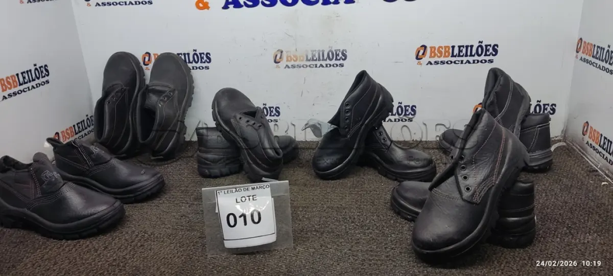 LOTE 010 - 06 PARES DE BOTAS E.P.I TAMANHOS DE 36 A 41. (NO ESTADO) ATENÇÃO! FAZER A VISITAÇÃO ANTES DE ARREMATAR, NÃO SABEMOS SE FUNCIONA, LEILÃO NÃO TEM GARANTIA E NEM DEVOLUÇÃO, SUJEITO A POSSÍVEIS AVARIAS VISÍVEIS/OCULTAS E/OU AUSÊNCIA DE COMPONENTES.