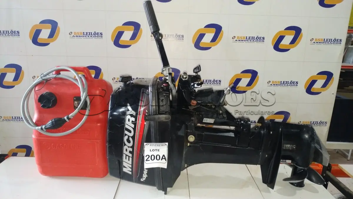 LOTE 200A - 01 MOTOR DE POPA 15 HP, 11.0 KW, 40.8 KG, 90 LB MODELO 1015203EL NÚMERO DE SÉRIE ON403514 MARCA MERCURY 01 TANQUE DE GASOLINA PORTATIL DE 25L MARCA QUICKSILVER. (FUNCIONANDO)(NO ESTADO) ATENÇÃO! FAZER A VISITAÇÃO ANTES DE ARREMATAR,  LEILÃO NÃO TEM GARANTIA.