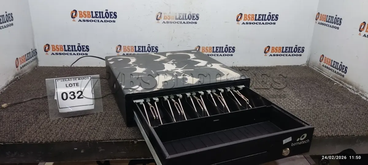LOTE 032 - 01 GAVETA DE DINHEIRO MARCA BEMATECH. (NO ESTADO) ATENÇÃO! FAZER A VISITAÇÃO ANTES DE ARREMATAR, NÃO SABEMOS SE FUNCIONA, LEILÃO NÃO TEM GARANTIA E NEM DEVOLUÇÃO, SUJEITO A POSSÍVEIS AVARIAS VISÍVEIS/OCULTAS E/OU AUSÊNCIA DE COMPONENTES.