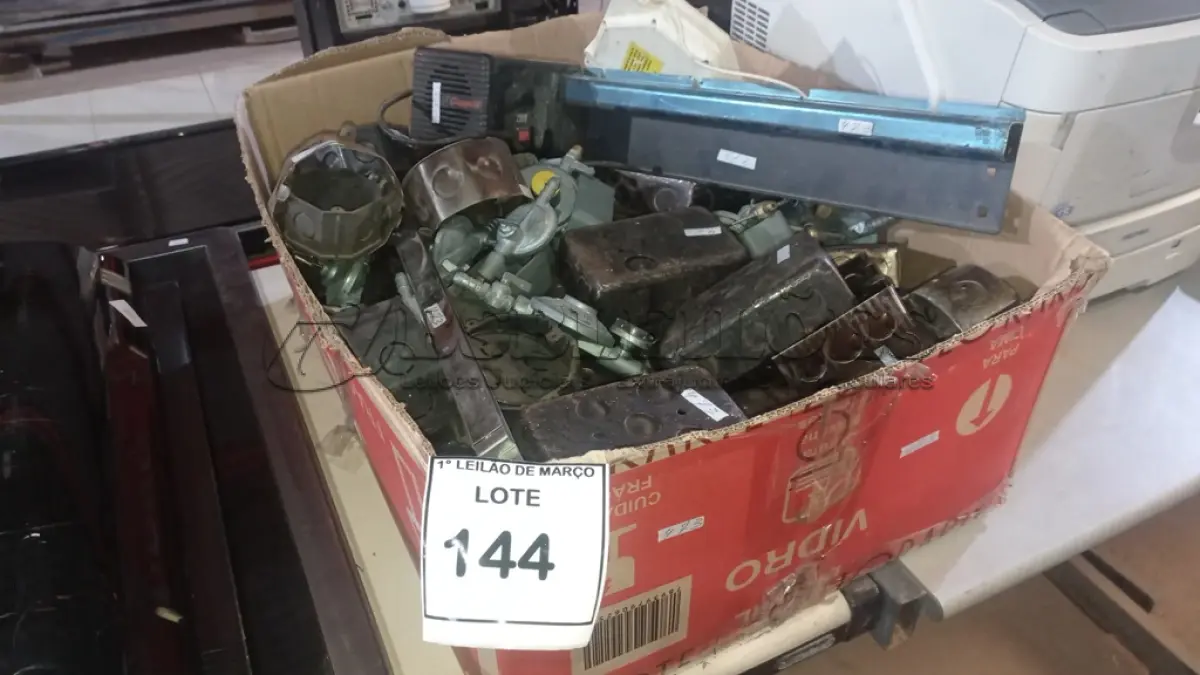 LOTE 144 - 01CHURRASQUEIRA GIRATÓRIA MARCA GIRAGRILL, 01 VARAL RETRÁTIL, VÁRIOS REGISTROS DE FOGÃO E GRANDE QUANTIDADE DE CAIXAS DE LUZ METALICAS. (NO ESTADO) ATENÇÃO! FAZER A VISITAÇÃO ANTES DE ARREMATAR, NÃO SABEMOS SE FUNCIONA, LEILÃO NÃO TEM GARANTIA E NEM DEVOLUÇÃO, SUJEITO A POSSÍVEIS AVARIAS VISÍVEIS/OCULTAS E/OU AUSÊNCIA DE COMPONENTES.