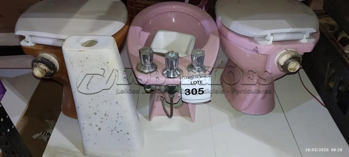 LOTE 305 - 02 VASOS SANITÁRIOS, 01 BIDÊ, 01 SABONETEIRA DE EMBUTIR E 01 COLUNA DE PIA. (NO ESTADO) ATENÇÃO! FAZER A VISITAÇÃO ANTES DE ARREMATAR, NÃO SABEMOS SE FUNCIONA, LEILÃO NÃO TEM GARANTIA E NEM DEVOLUÇÃO, SUJEITO A POSSÍVEIS AVARIAS VISÍVEIS/OCULTAS E/OU AUSÊNCIA DE COMPONENTES.