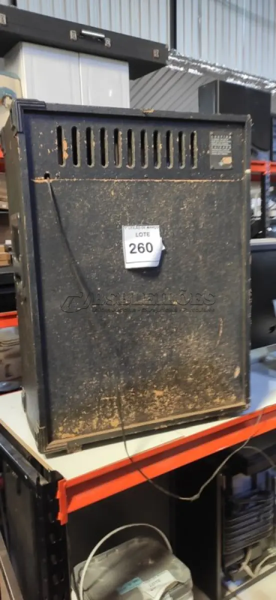 LOTE 260 - 01 CAIXA DE SOM AMPLIFICADA MARCA CICLOTRON. (NO ESTADO) ATENÇÃO! FAZER A VISITAÇÃO ANTES DE ARREMATAR, NÃO SABEMOS SE FUNCIONA, LEILÃO NÃO TEM GARANTIA E NEM DEVOLUÇÃO, SUJEITO A POSSÍVEIS AVARIAS VISÍVEIS/OCULTAS E/OU AUSÊNCIA DE COMPONENTES.