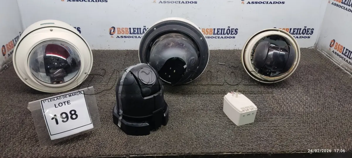 LOTE 198 - 04 CÂMERAS TIPO DOME PARA RETIRADA DE PEÇAS. (NO ESTADO) ATENÇÃO! FAZER A VISITAÇÃO ANTES DE ARREMATAR, NÃO SABEMOS SE FUNCIONA, LEILÃO NÃO TEM GARANTIA E NEM DEVOLUÇÃO, SUJEITO A POSSÍVEIS AVARIAS VISÍVEIS/OCULTAS E/OU AUSÊNCIA DE COMPONENTES.
