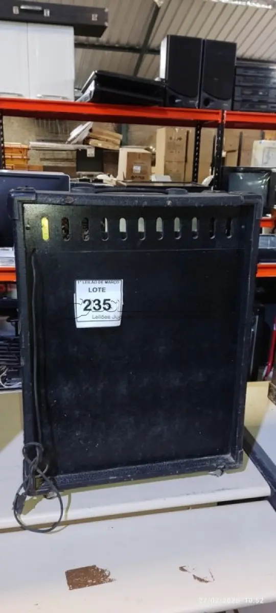 LOTE 235 - 01 CAIXA DE SOM AMPLIFICADA MARCA SHELDON. (NO ESTADO) ATENÇÃO! FAZER A VISITAÇÃO ANTES DE ARREMATAR, NÃO SABEMOS SE FUNCIONA, LEILÃO NÃO TEM GARANTIA E NEM DEVOLUÇÃO, SUJEITO A POSSÍVEIS AVARIAS VISÍVEIS/OCULTAS E/OU AUSÊNCIA DE COMPONENTES.