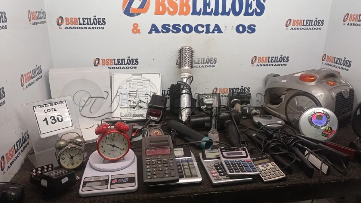 LOTE 130 - 01 CAIXA COM PRANCHAS DE CABELO, ESCOVAS DE CABELO ELÉTRICA, CALCULADORAS, BALANÇA DIGITAL, ROTEADORES E ELETRÔNICOS DIVERSOS. (NO ESTADO) ATENÇÃO! FAZER A VISITAÇÃO ANTES DE ARREMATAR, NÃO SABEMOS SE FUNCIONA, LEILÃO NÃO TEM GARANTIA E NEM DEVOLUÇÃO, SUJEITO A POSSÍVEIS AVARIAS VISÍVEIS/OCULTAS E/OU AUSÊNCIA DE COMPONENTES.