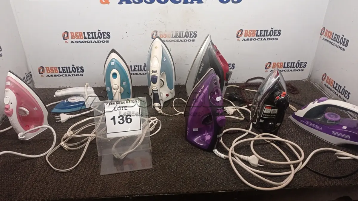 LOTE 136 - 08 FERROS DE PASSAR DE MARCAS E MODELO DIVERSOS. (NO ESTADO) ATENÇÃO! FAZER A VISITAÇÃO ANTES DE ARREMATAR, NÃO SABEMOS SE FUNCIONA, LEILÃO NÃO TEM GARANTIA E NEM DEVOLUÇÃO, SUJEITO A POSSÍVEIS AVARIAS VISÍVEIS/OCULTAS E/OU AUSÊNCIA DE COMPONENTES.