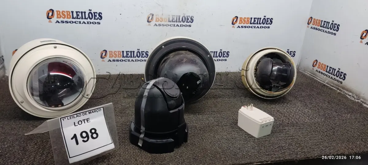LOTE 198 - 04 CÂMERAS TIPO DOME PARA RETIRADA DE PEÇAS. (NO ESTADO) ATENÇÃO! FAZER A VISITAÇÃO ANTES DE ARREMATAR, NÃO SABEMOS SE FUNCIONA, LEILÃO NÃO TEM GARANTIA E NEM DEVOLUÇÃO, SUJEITO A POSSÍVEIS AVARIAS VISÍVEIS/OCULTAS E/OU AUSÊNCIA DE COMPONENTES.
