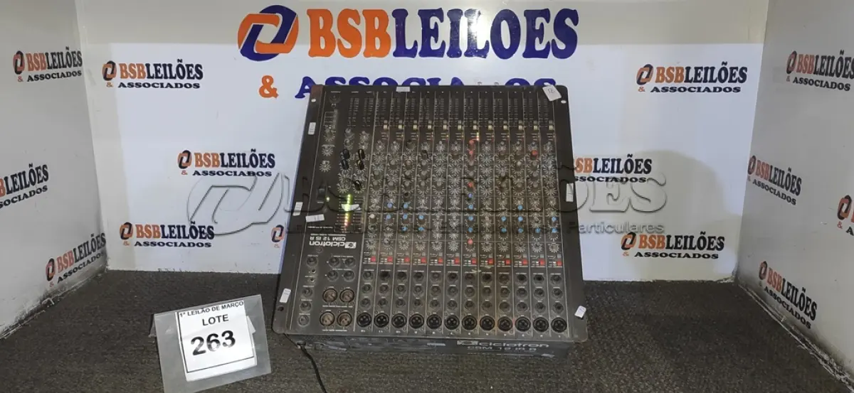 LOTE 263 - 01 MESA DE SOM MODELO CSM 12 IS R MARCA CICLOTRON. (NO ESTADO) ATENÇÃO! FAZER A VISITAÇÃO ANTES DE ARREMATAR, NÃO SABEMOS SE FUNCIONA, LEILÃO NÃO TEM GARANTIA E NEM DEVOLUÇÃO, SUJEITO A POSSÍVEIS AVARIAS VISÍVEIS/OCULTAS E/OU AUSÊNCIA DE COMPONENTES.