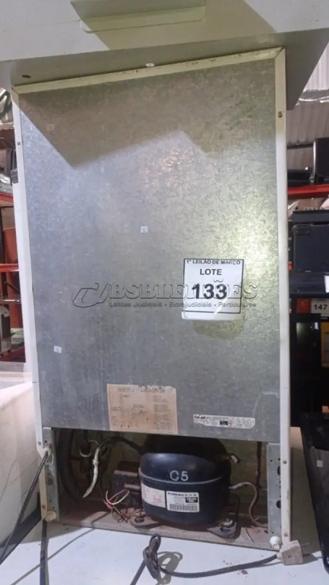 LOTE 133 - 01 FRIGOBAR 220V MARCA CONSUL E 01 CAIXA RACK ORGANIZADORA DE CABOS. (NO ESTADO) ATENÇÃO! FAZER A VISITAÇÃO ANTES DE ARREMATAR, NÃO SABEMOS SE FUNCIONA, LEILÃO NÃO TEM GARANTIA E NEM DEVOLUÇÃO, SUJEITO A POSSÍVEIS AVARIAS VISÍVEIS/OCULTAS E/OU AUSÊNCIA DE COMPONENTES.