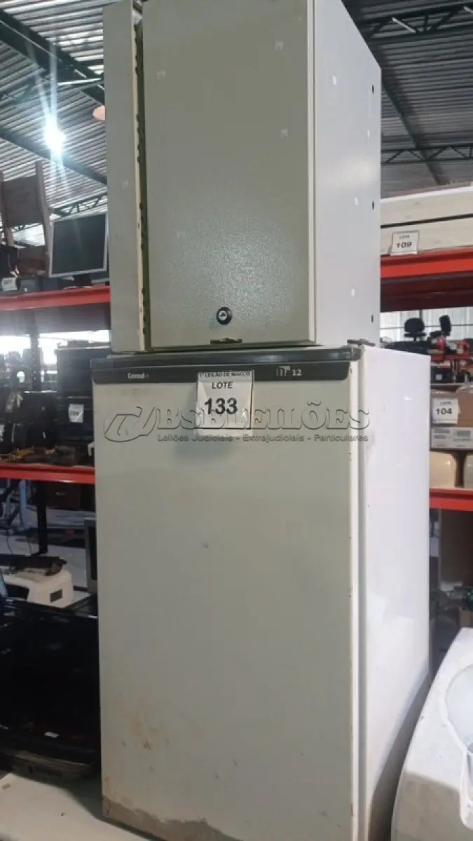 LOTE 133 - 01 FRIGOBAR 220V MARCA CONSUL E 01 CAIXA RACK ORGANIZADORA DE CABOS. (NO ESTADO) ATENÇÃO! FAZER A VISITAÇÃO ANTES DE ARREMATAR, NÃO SABEMOS SE FUNCIONA, LEILÃO NÃO TEM GARANTIA E NEM DEVOLUÇÃO, SUJEITO A POSSÍVEIS AVARIAS VISÍVEIS/OCULTAS E/OU AUSÊNCIA DE COMPONENTES.