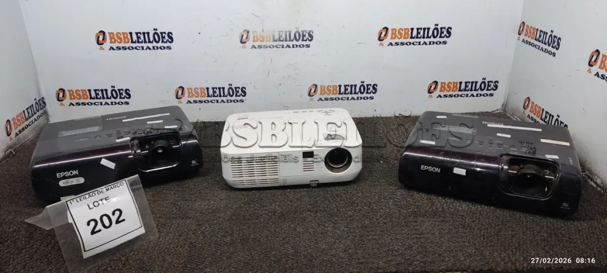 LOTE 202 - 02 PROJETORES MARCAS EPSON E 01 PROJETOR MARCA NEC. (NO ESTADO) ATENÇÃO! FAZER A VISITAÇÃO ANTES DE ARREMATAR, NÃO SABEMOS SE FUNCIONA, LEILÃO NÃO TEM GARANTIA E NEM DEVOLUÇÃO, SUJEITO A POSSÍVEIS AVARIAS VISÍVEIS/OCULTAS E/OU AUSÊNCIA DE COMPONENTES.