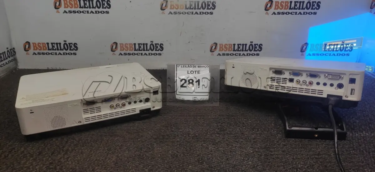 LOTE 281 - 02 PROJETORES MARCA SANYO. (NO ESTADO) ATENÇÃO! FAZER A VISITAÇÃO ANTES DE ARREMATAR, NÃO SABEMOS SE FUNCIONA, LEILÃO NÃO TEM GARANTIA E NEM DEVOLUÇÃO, SUJEITO A POSSÍVEIS AVARIAS VISÍVEIS/OCULTAS E/OU AUSÊNCIA DE COMPONENTES.